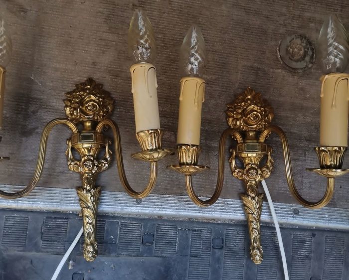 Eleganta pereche de aplice din bronz masiv in stil francez,piese cu o
