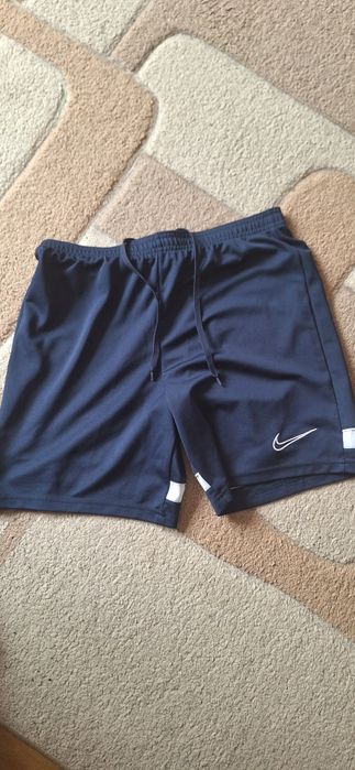 Vand pantaloni scurti ,marca Nike, marimea M