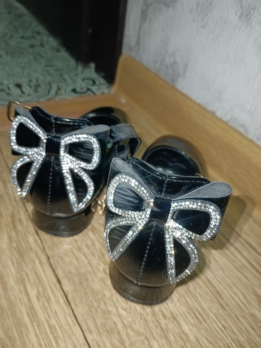 Продам детские туфельки