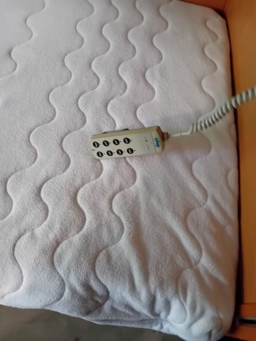 Pat pentru bolnavi cu telecomanda si saltea contra escare