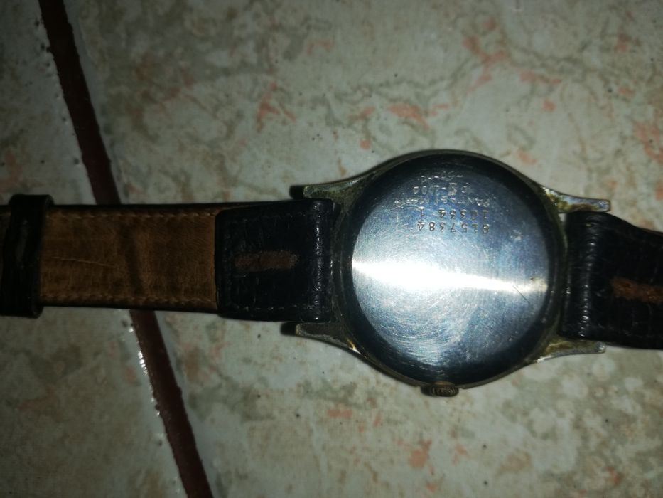 Vand ceas de mana marca DOXA.