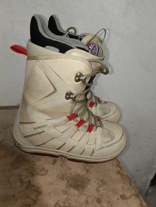 Сноуборд обувки различни размери.