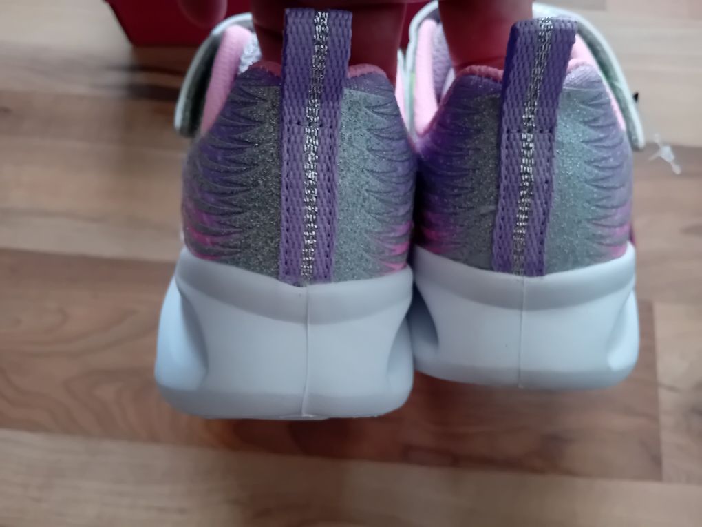 Sketchers N29,31,32 Светещи  маратонки