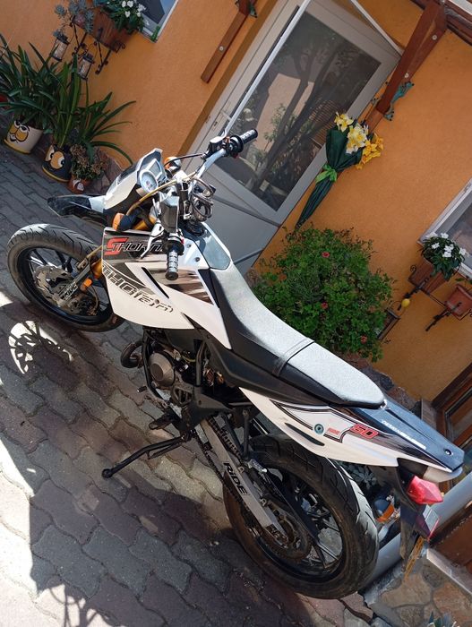 Motocicleta  alb cu negru
