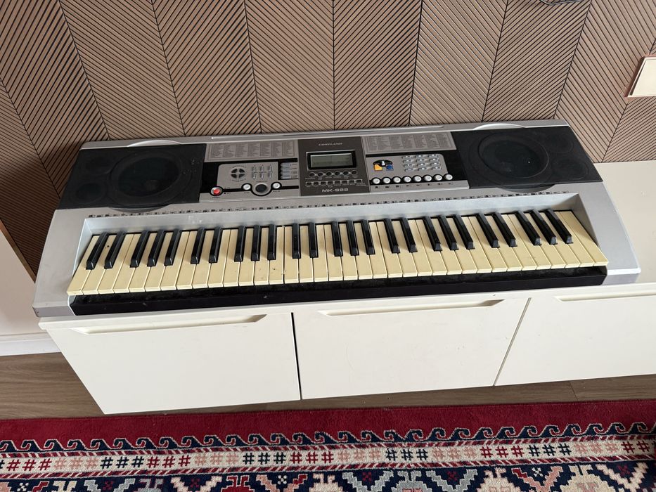 Продается синтезатор