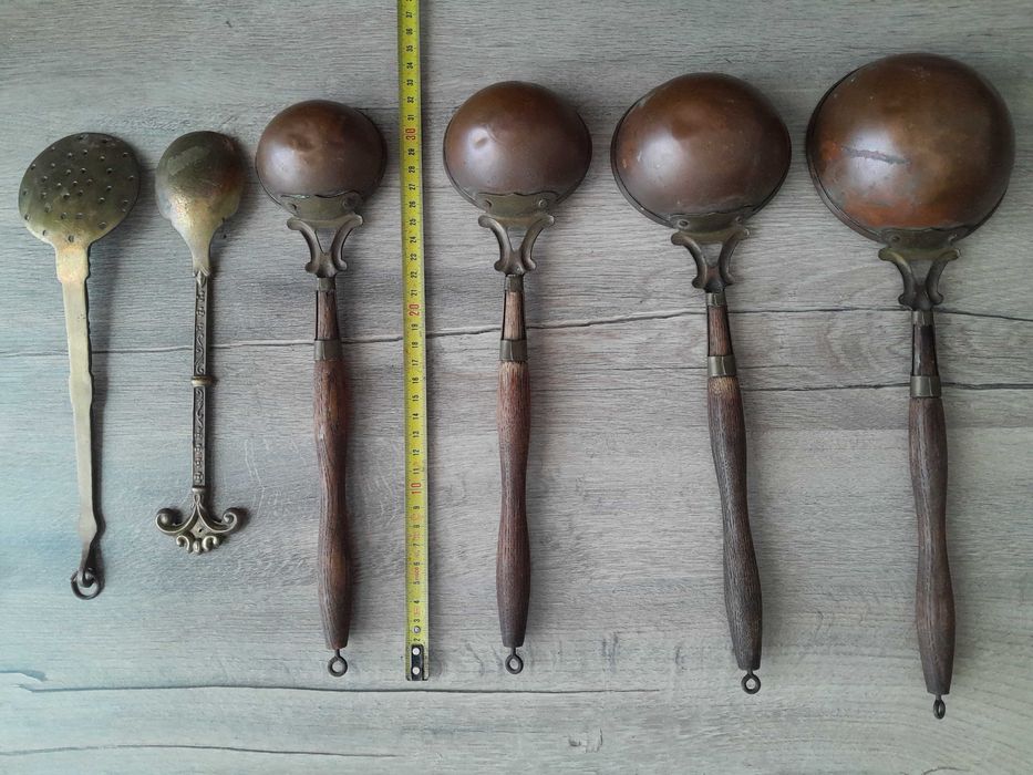 Polonic lingura strecuratoare alama rosie galbena vechi vintage decor