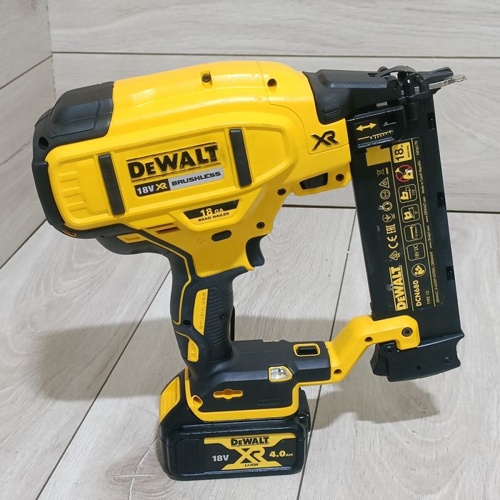 Pistol de cuie drepte pentru finisaj 15-54mm DeWalt DCN680