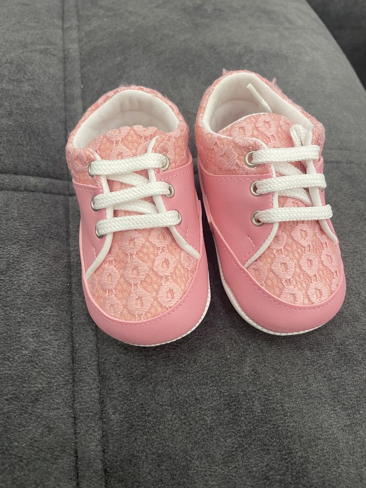 Розови бебешки обувки