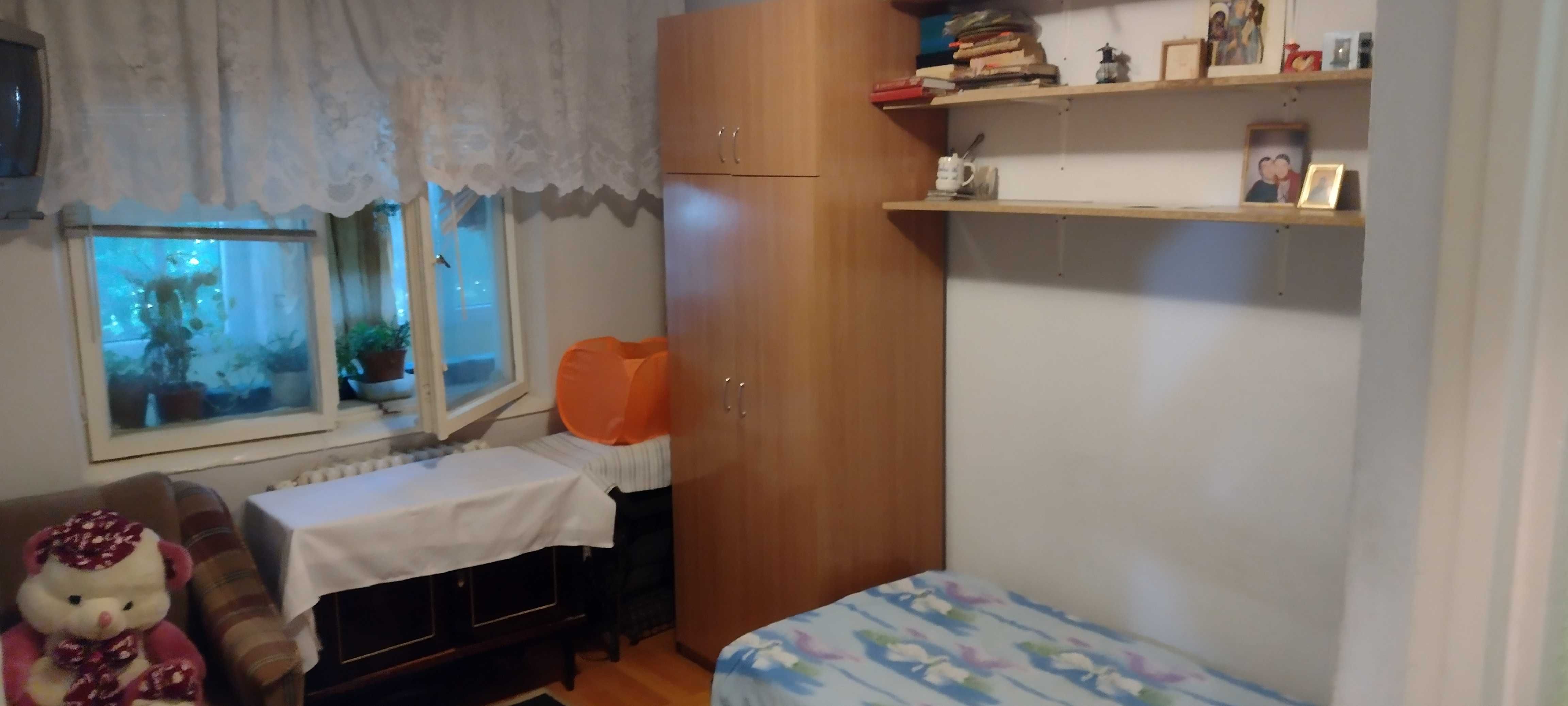 Apt. 3camere,decomandat,zona CUG(bisericuță )et.3/4,orientare la Sud.