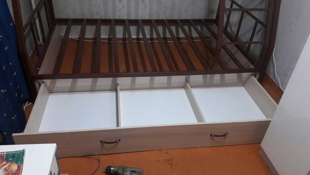Металлическая двухъярусная кровать (двухярусная).Доставка бесплатно.