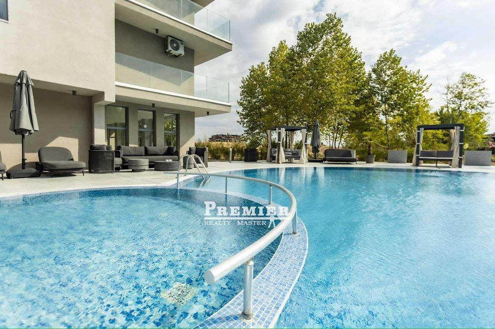 Двустаен със собствен “английски двор“, на метри от плажните дюни