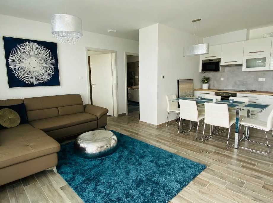 Дава се под наем Двустаен апартамент в Пловдив, Кършияка - 70 кв.м за 331.5 € - Снимка #1