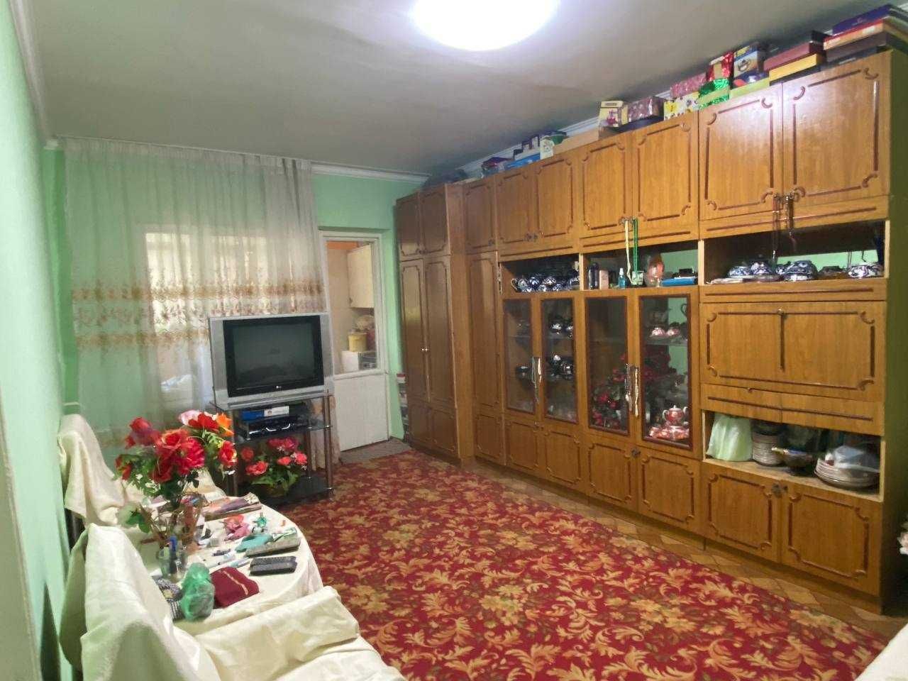 Jizzax shahri markazida 77-seriyali 3 xonali gishtli uy sotiladi.