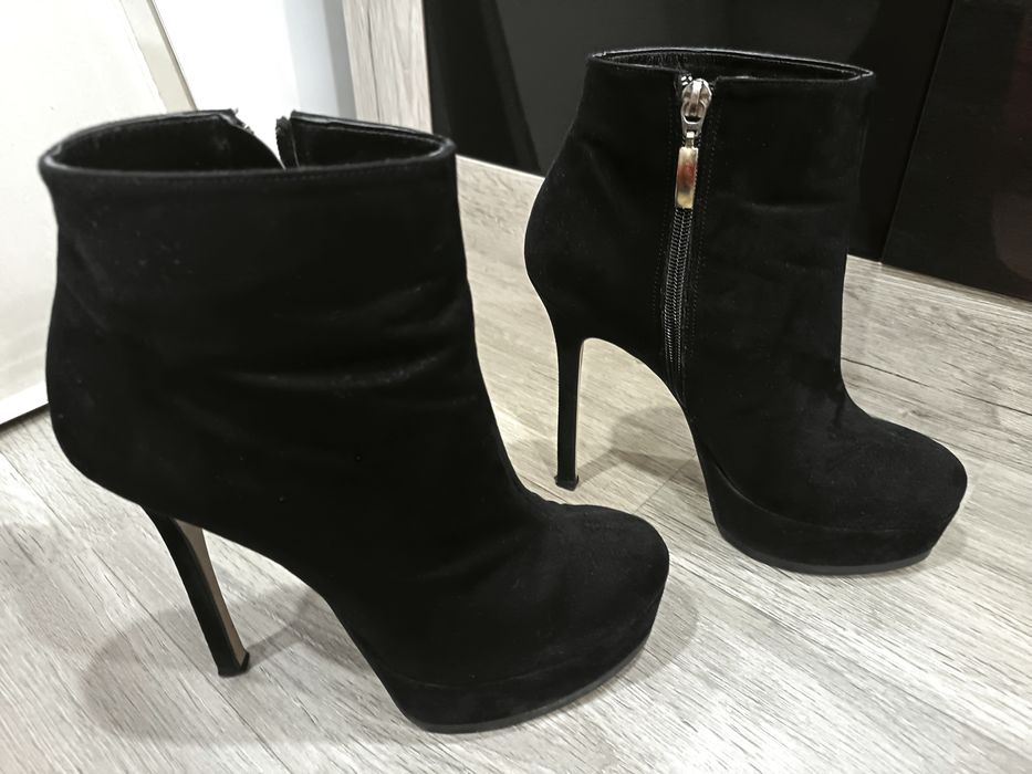 Botine cu toc foarte inalt si platforma