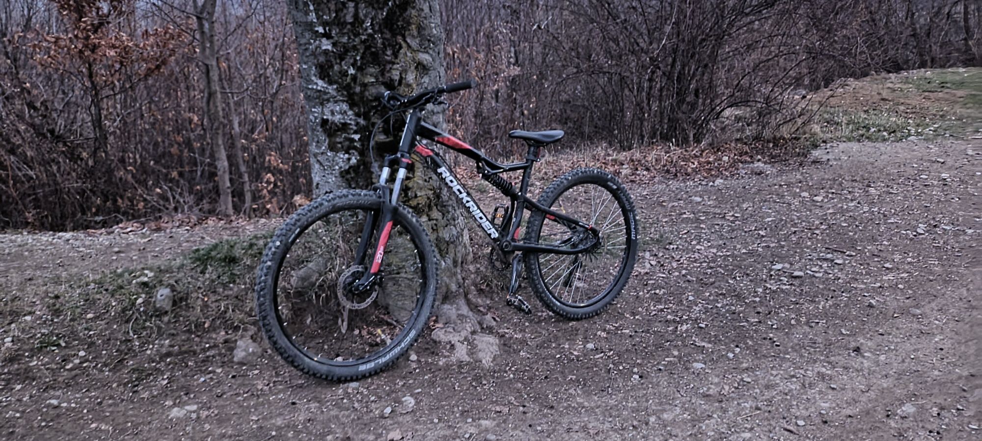 Rockrider st 530s de downhill cu roata de 27.5 pe fata și spate