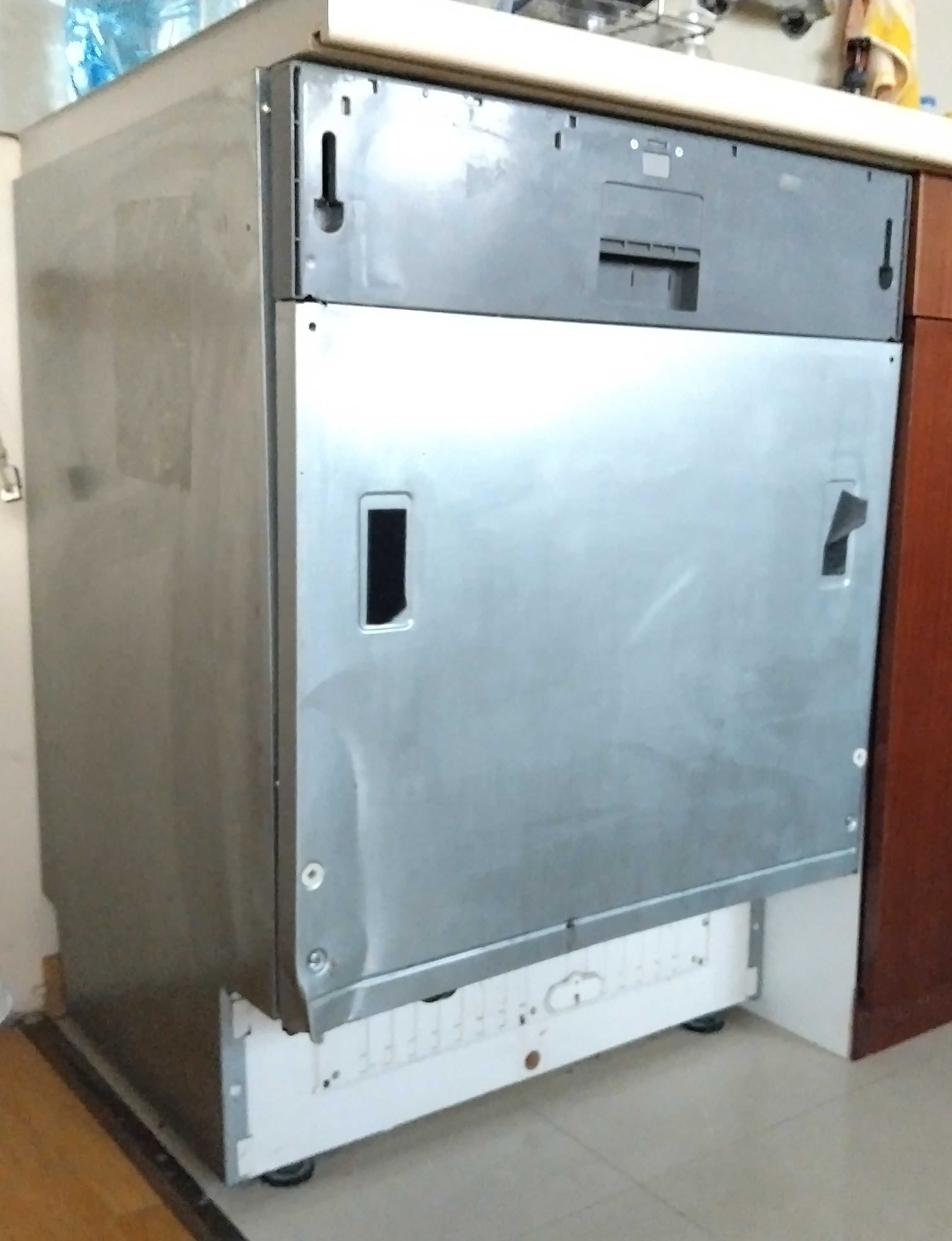 Продавам Съдомиялна за вграждане 12 комплекта HOTPOINT ARISTON LFT228A