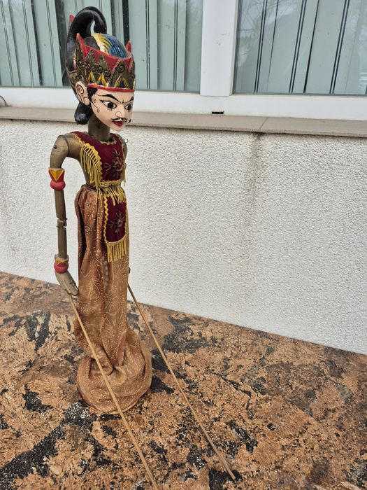 Vând o papusa statuieta lemn,scluptata pictata manual ,made Indonezia