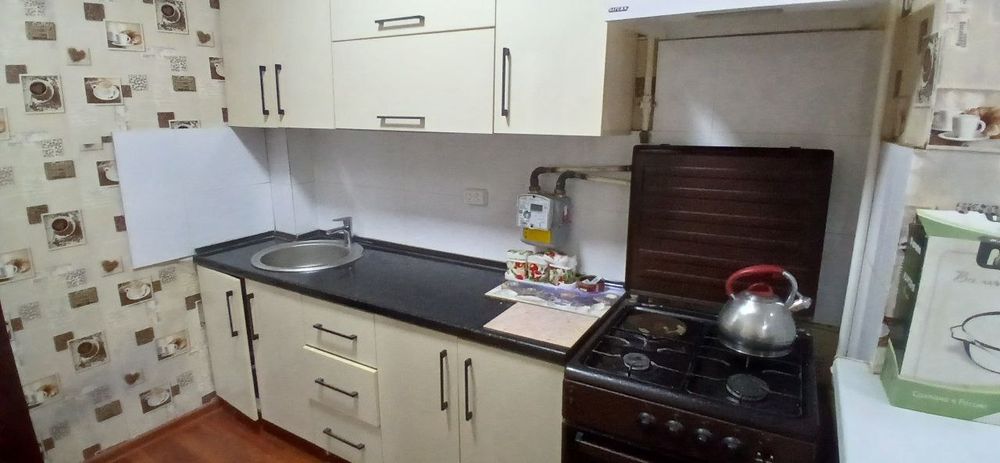 Kartika sotiladi 1 etaj..Продается квартира сзади кафе "Европа"