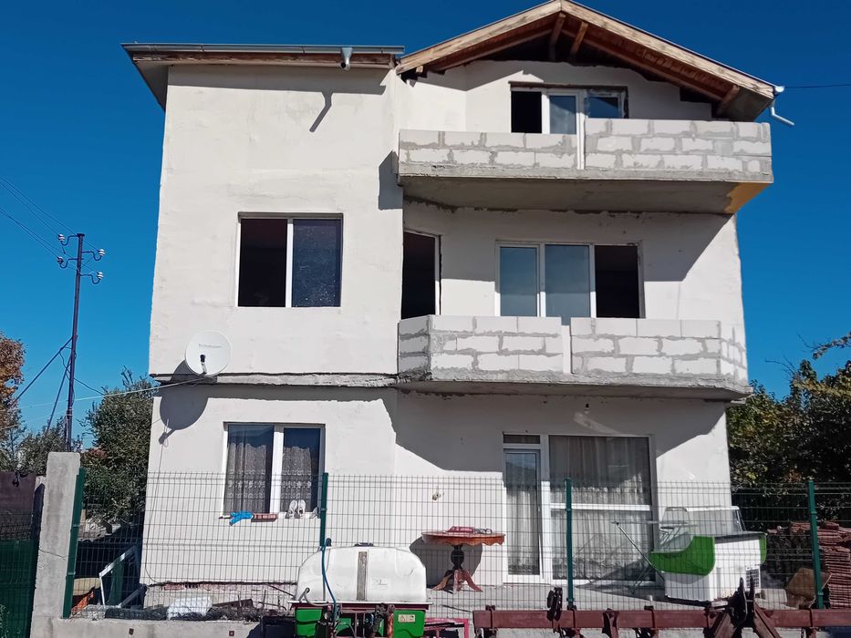 Триетажна къща във с.Боянци близо до Асеновград.