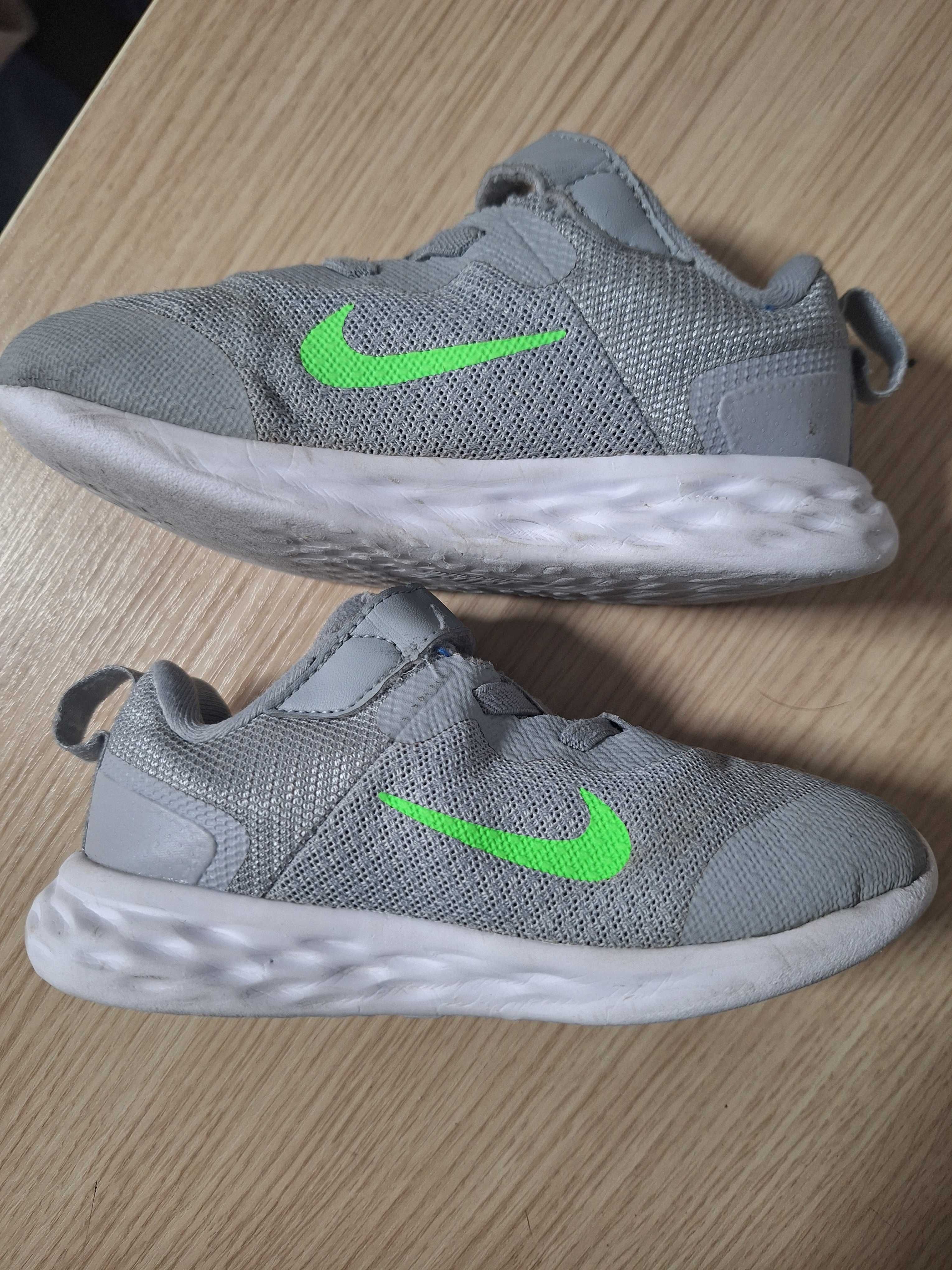 Маратонки NIKE номер 27