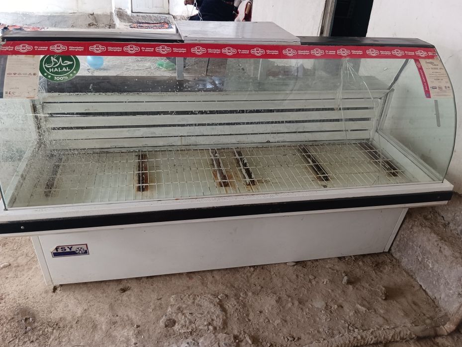 vitrina,holadelnik sotiladi