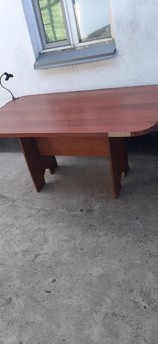 Продам стол не раздвижной, дл 150 шир 80  высота 72,состояние среднее,