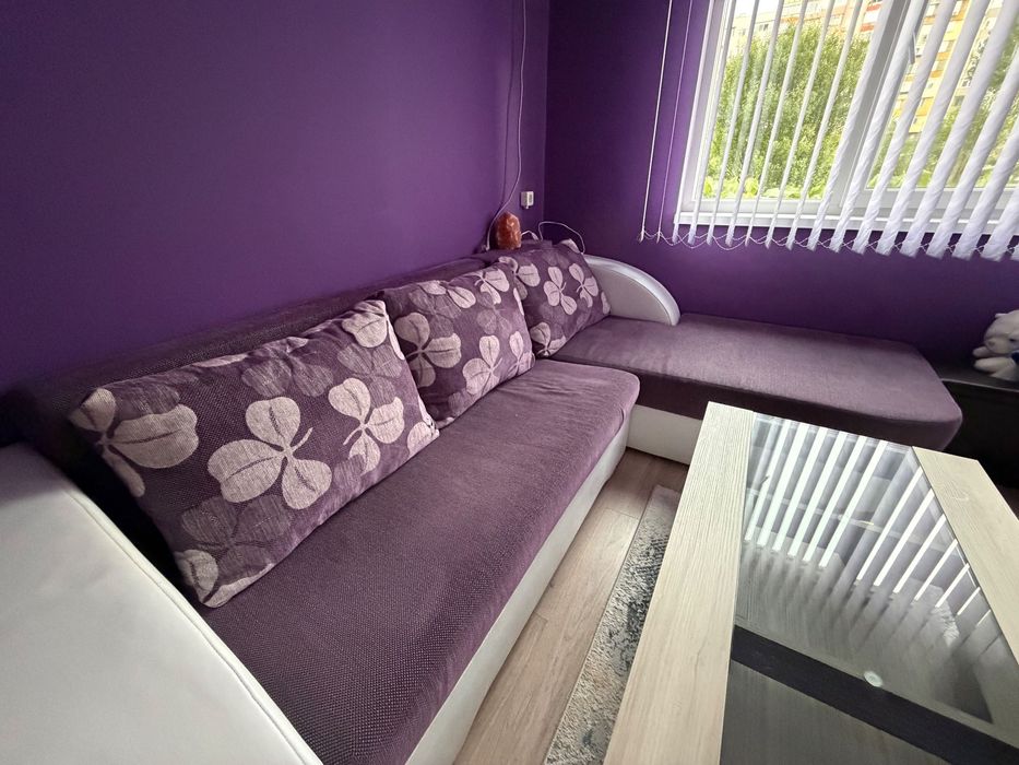 Ъглов диван в лилав цвят, комбинация от текстил и кожа!