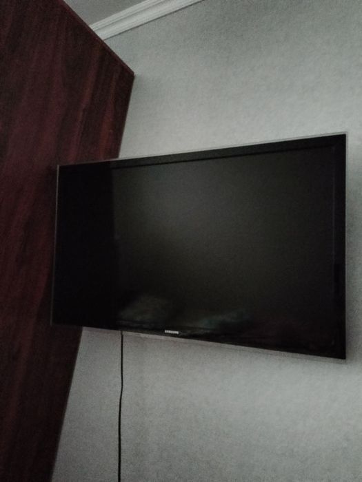 Продам телевизор Самсунг 32 дюйма, вместе с кронштейной
