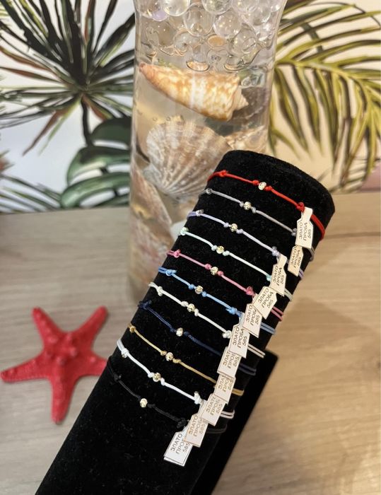 Дамски гривни от бижутерски конец и елемент-злато или сребро