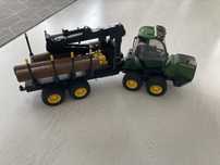 Tractor forestier Bruder - John Deere 1210E, cu graifer si 4 busteni