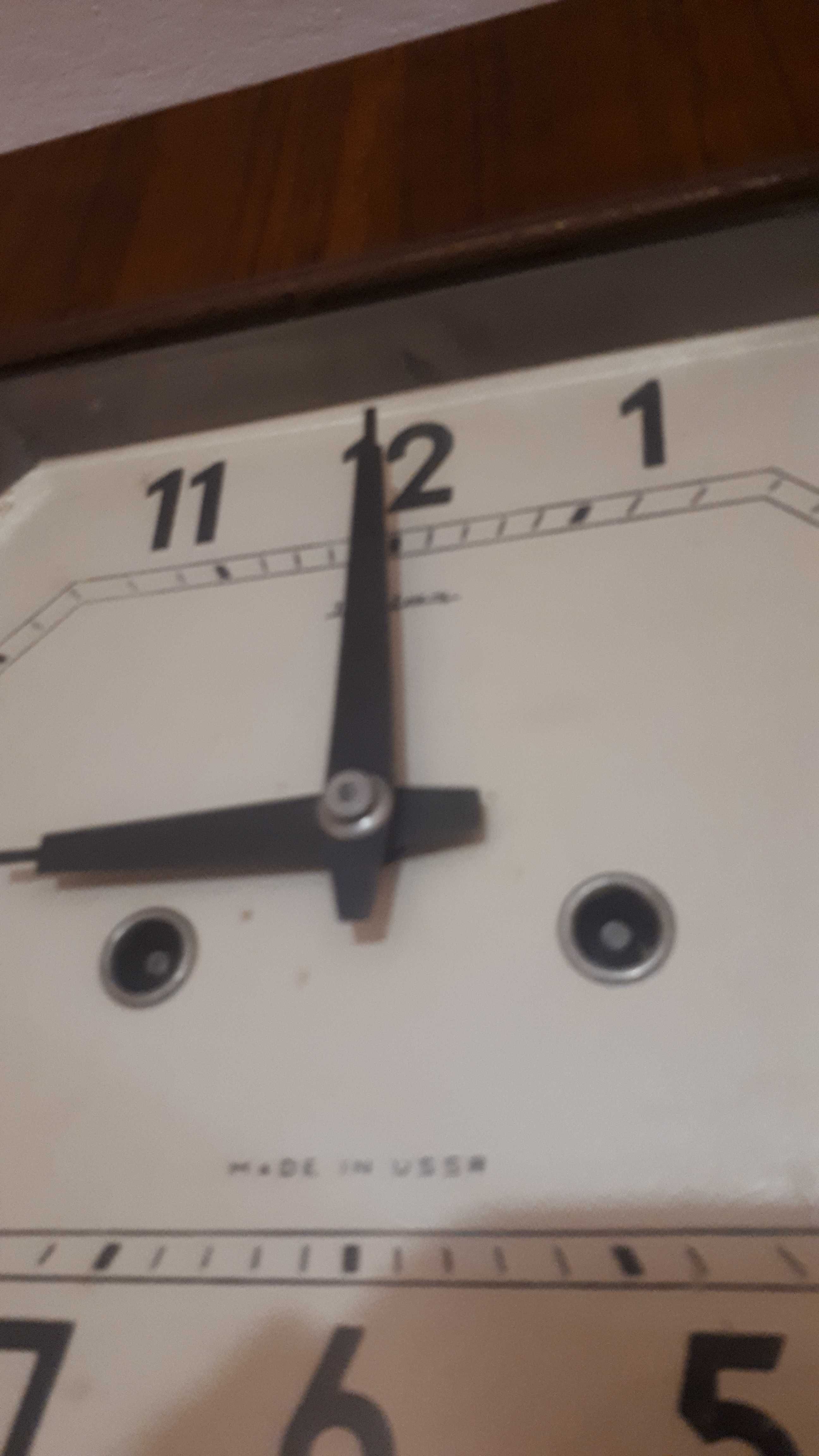 стенен часовник с махало