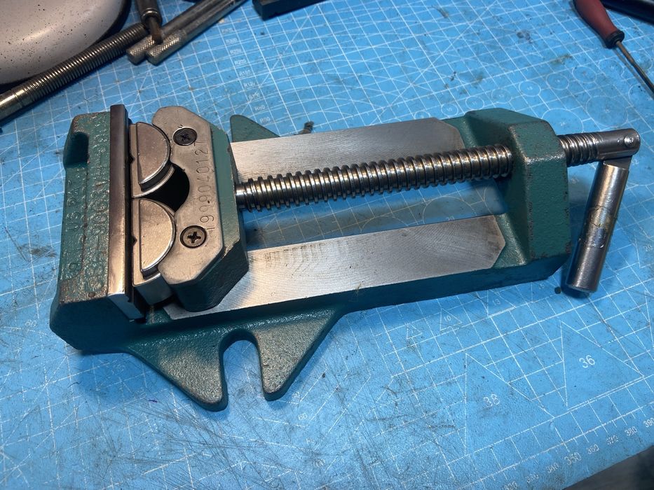 Menghina de precizie autocentrata pentru forme neregulate, circulare