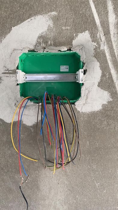 Electrician-Instalații electrice profesionale și reparații urgente
