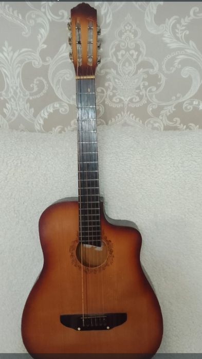 Продам гитара 6000т. Есть запас комплект струн