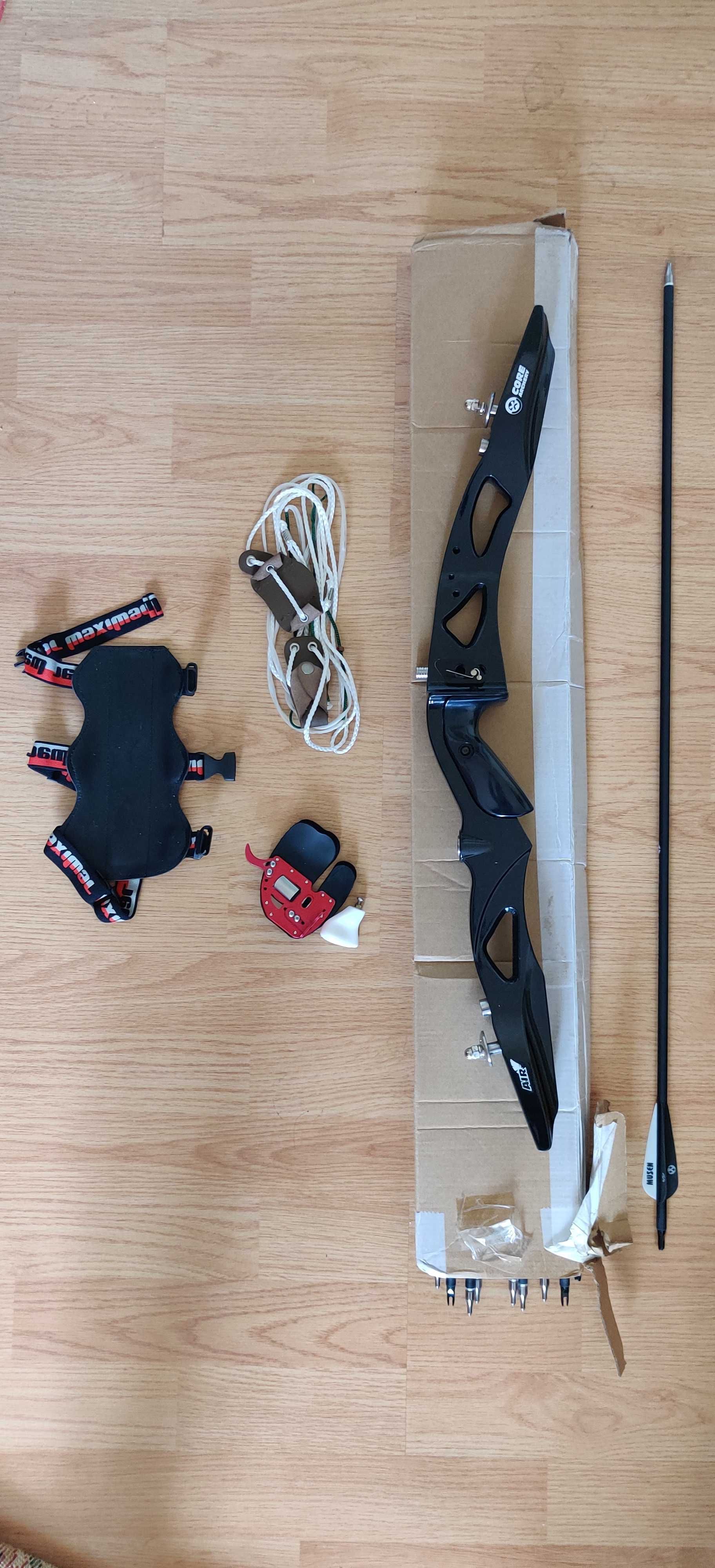 Kit Arc Recurve (fără lame) + 12 buc săgeți 30"