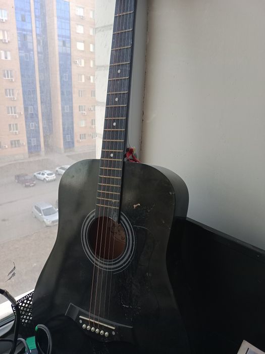 Продам гитару новая брал за 25продам за 19 срочноо