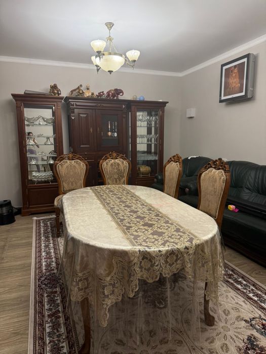 Стол и стулья для кухни или гостиной