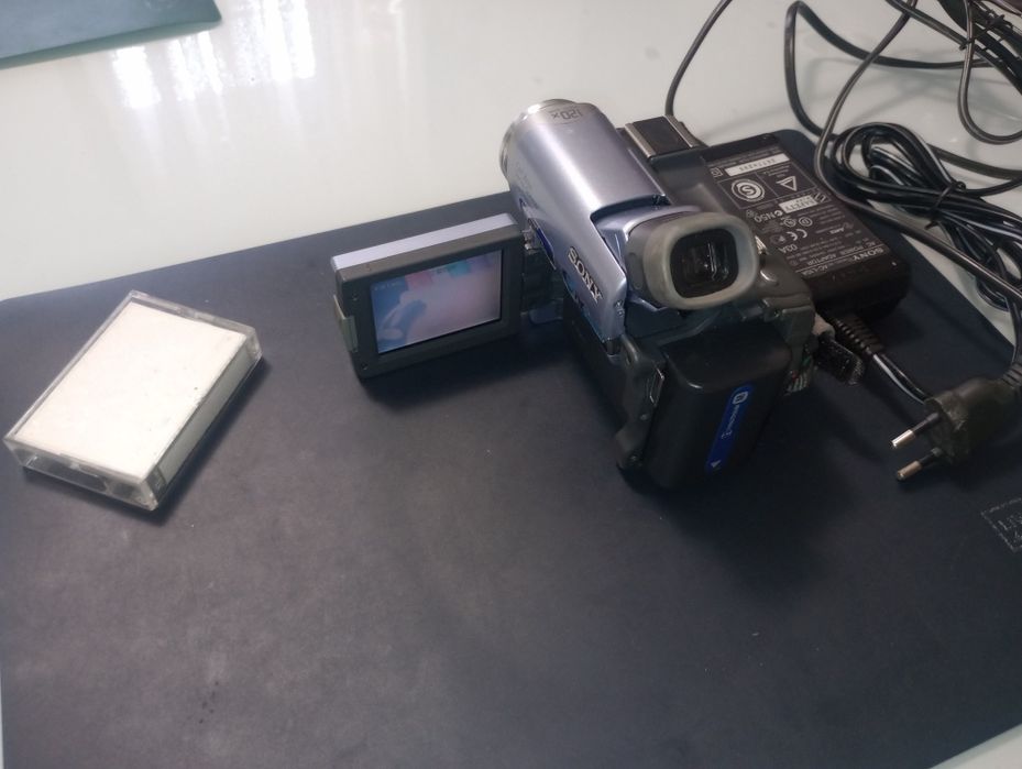 Sony HandyCam, lentilă Carl Zeiss, ecran LCD, mini DV videocam