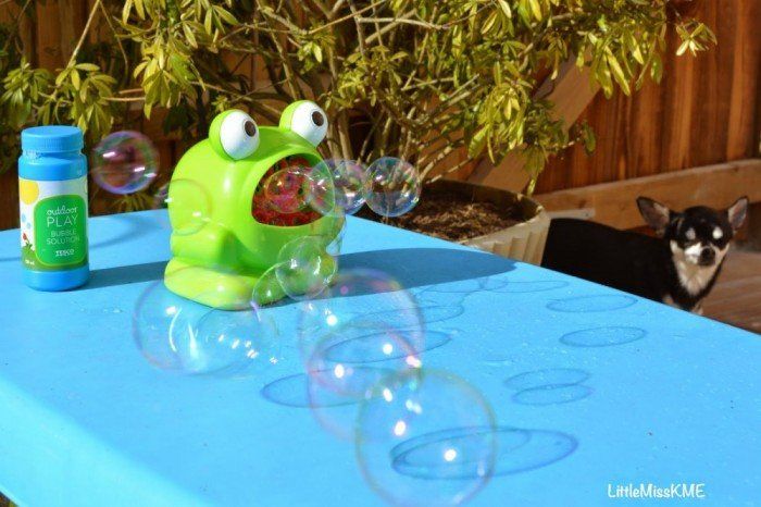 Masina de facut baloane pe baterii pentru copii Frog Bubble Machine