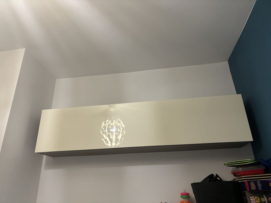 Dulap suspendat arata foarte bine