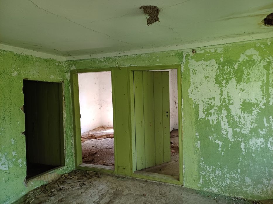 Продавасе къща и земя в тих селски район