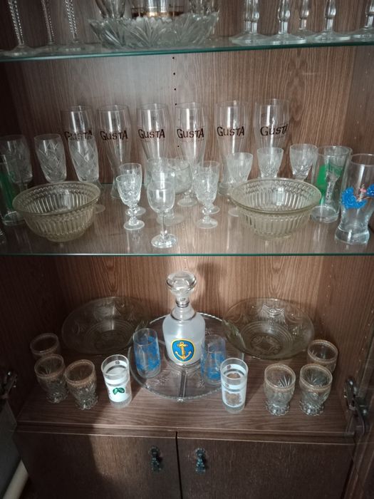 Сервант с посудой