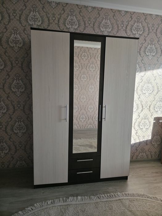 Шкаф с зеркалом  в отличном состоянии