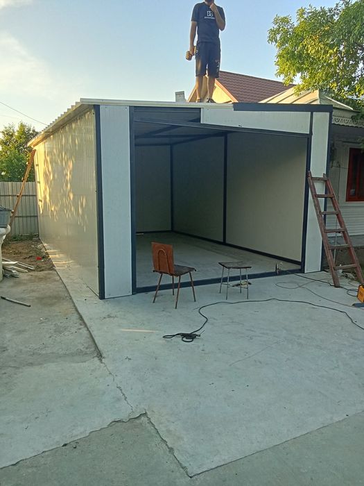 Vindem garaje cu uși acționate electric