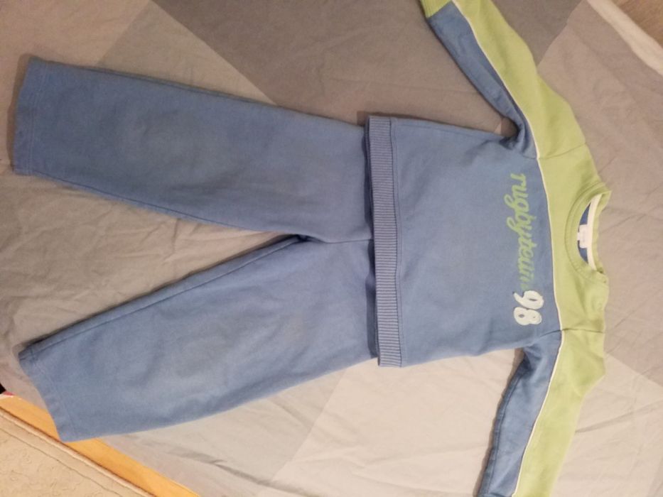 Trening bumbac 100% cu 2 pantaloni. Mărime 3 ani.