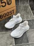 Adidasi Yeezy dama noi!