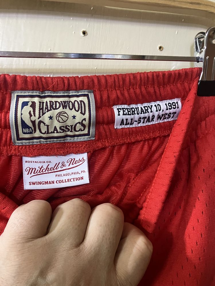Мъжки червени шорти от NBA  на ,,Mitchell & Ness” размер S/M