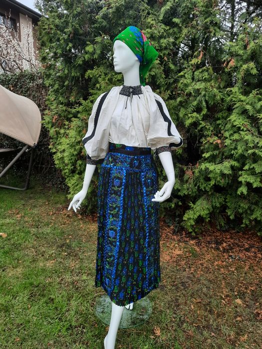 Sort cu bocori si fusta plisata haine traditionale, populare