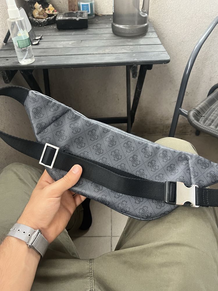 Guess чанта за кръста VEZZOLA SMART с монограмен принт