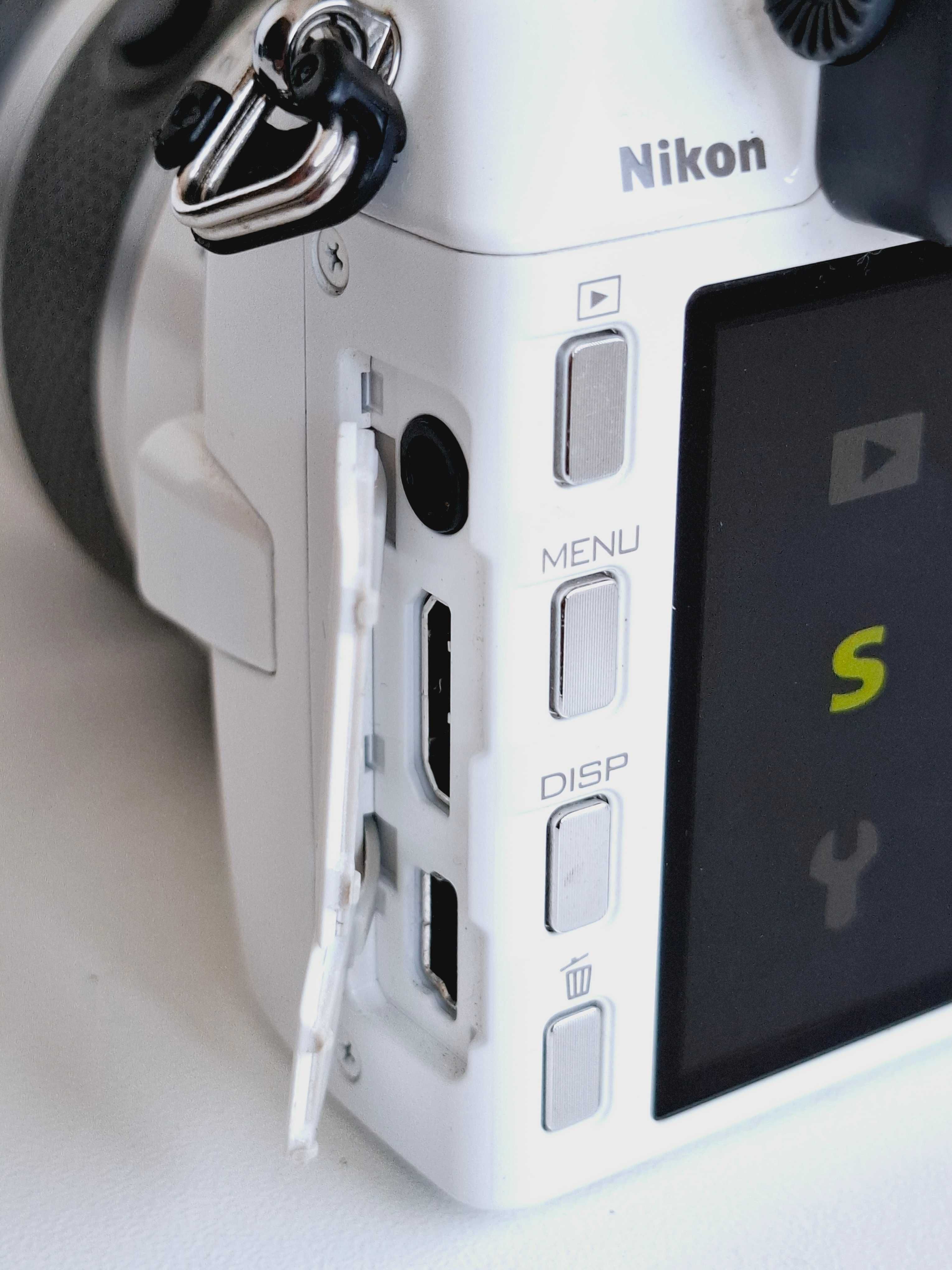 Nikon 1 V2 White Mirrorless Digital Camera + Nikon 10-30mm f3.5-5.6 VR
